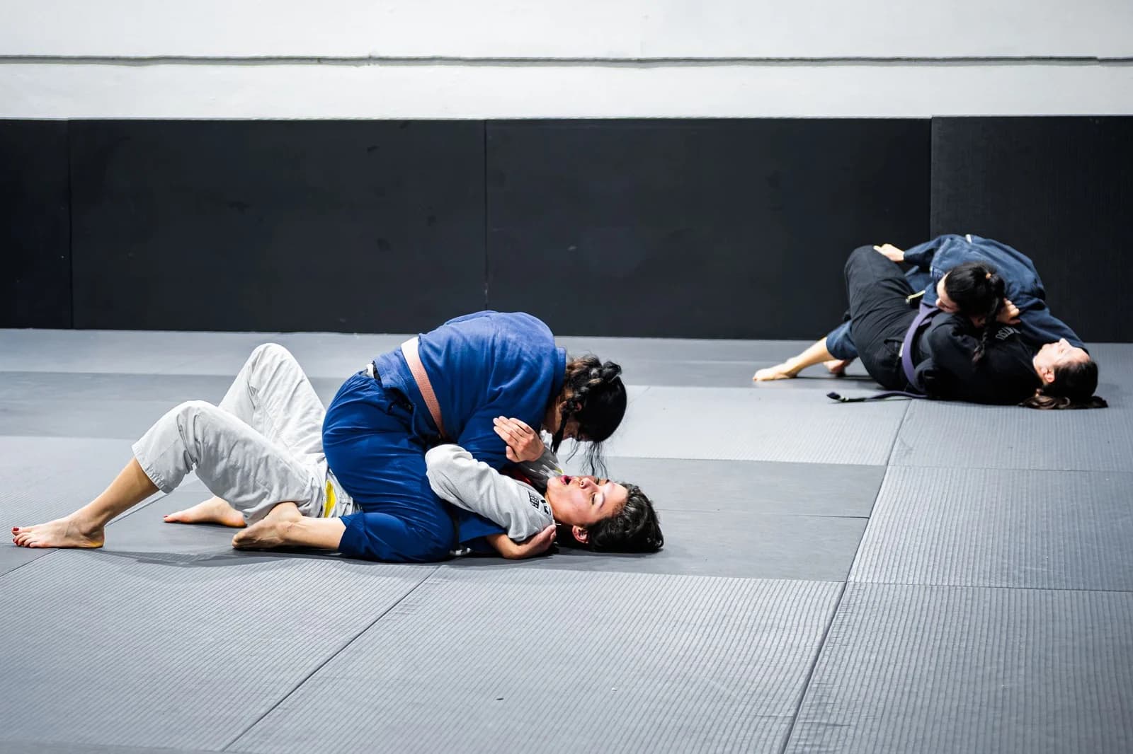 Praticantes em treino de jiu-jitsu no tatame, tema do guia de aplicativo para treinar jiu jitsu. Foto de Eduard Perez via Pexels